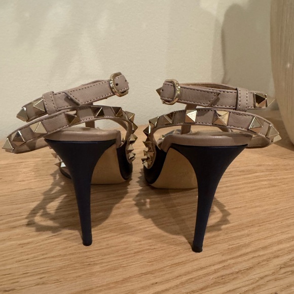 Valentino Garavani Navy and Beige Rockstud Pointed-Toe Strappy Pumps - Picture 2 of 16